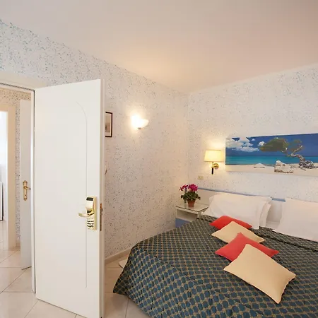 Weber Ambassador Hotel 4*