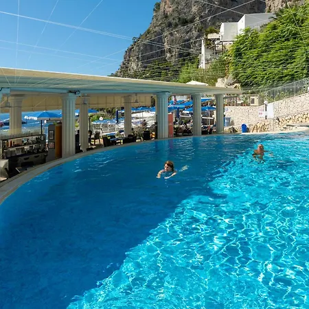 Weber Ambassador Otel Capri
