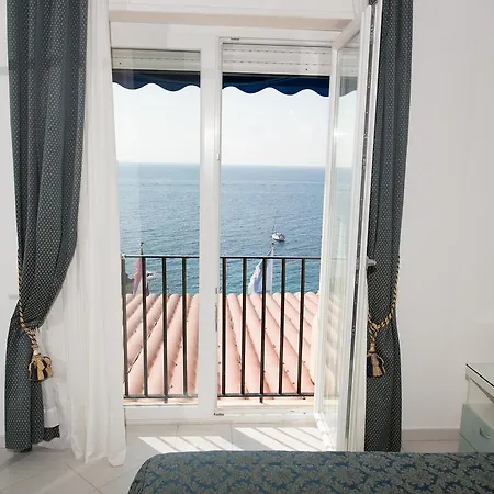 Weber Ambassador Hotel 4*
