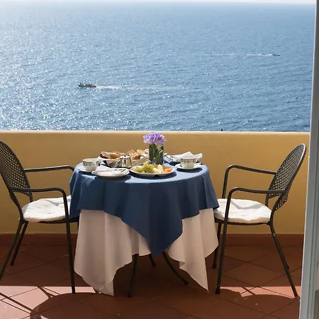 Weber Ambassador 4* Capri
