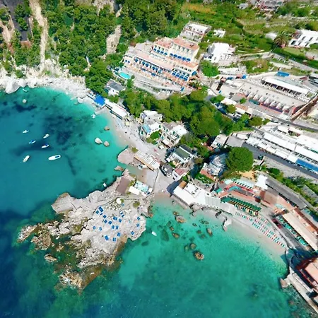 Weber Ambassador Hotel 4*